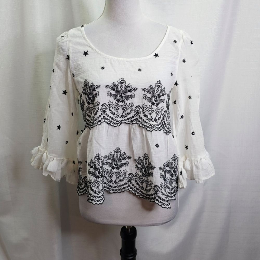 American Eagle Outfitters White and Black Embroidered Peasant Top Size Medium